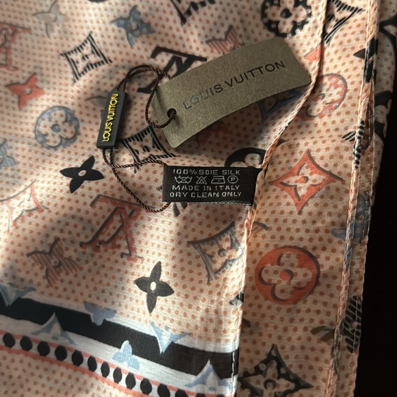 Brand new Louis Vuitton stole silk - Picture 4 of 5